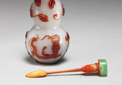 图片[2]-Red overlay glass snuff bottle in the shape of a gourd.-China Archive